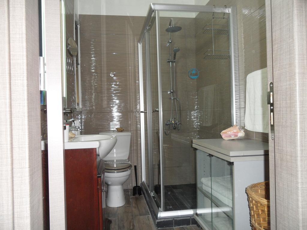 Sunshine Apts, Two Bedroom , Free Internet, No 3 Ajía Nápa Kültér fotó