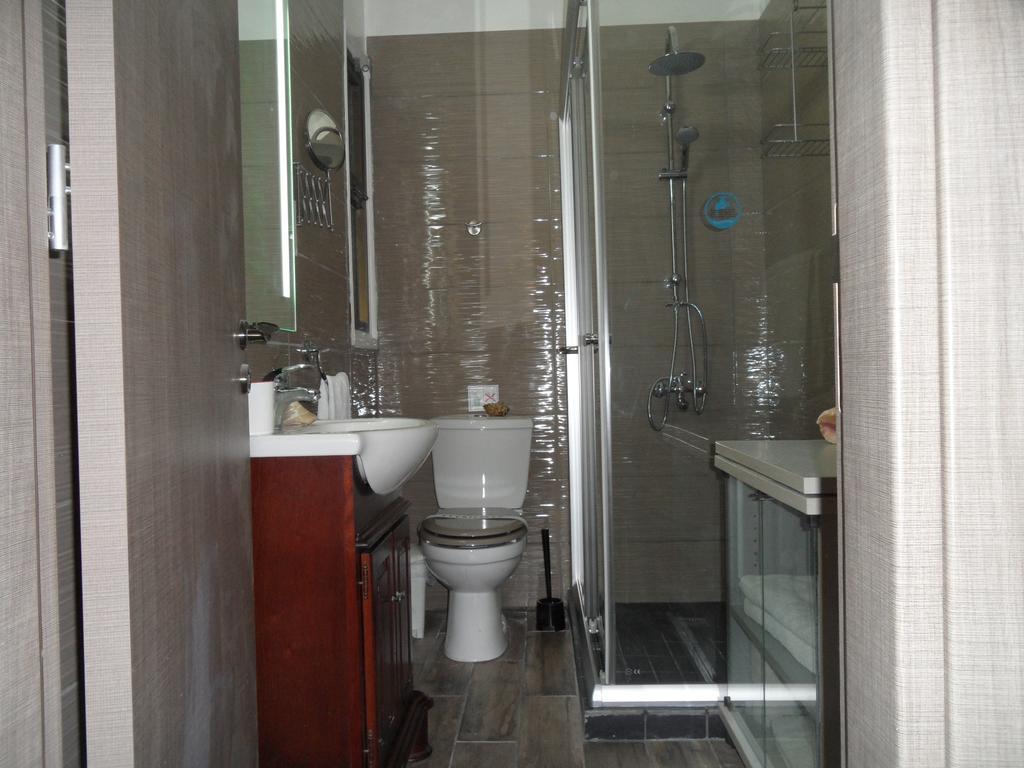 Sunshine Apts, Two Bedroom , Free Internet, No 3 Ajía Nápa Kültér fotó