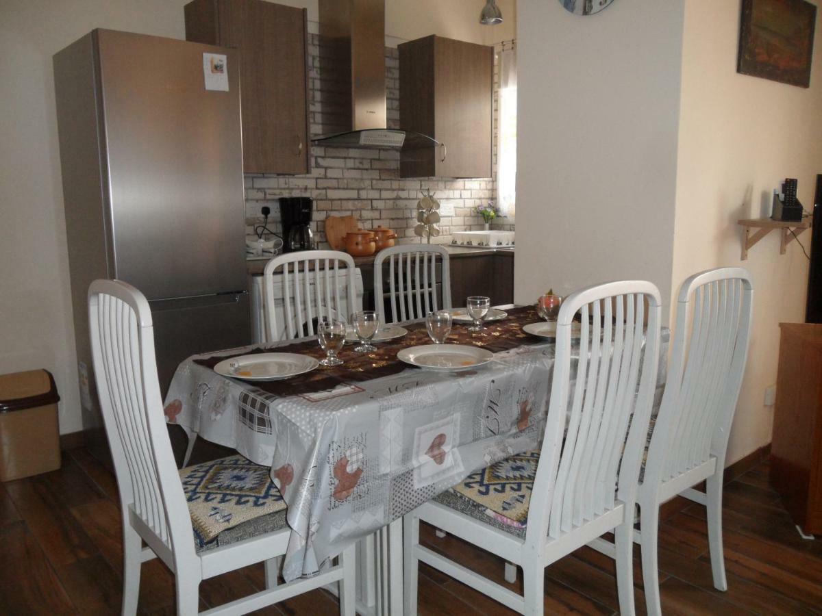 Sunshine Apts, Two Bedroom , Free Internet, No 3 Ajía Nápa Kültér fotó